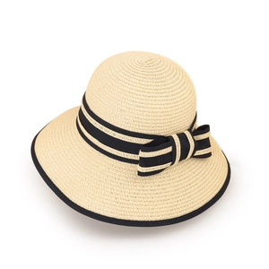 Vue détaillée du chapeau de paille beige avec tissage fin et nœud noir élégant