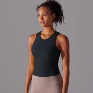 Détail du débardeur de yoga noir à dos nageur avec texture plissée et tissu respirant