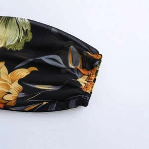 Dettaglio manica abito floreale in chiffon con polsino elastico e stampa vivace