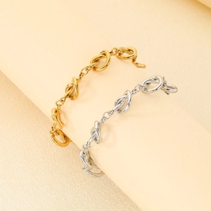 Détail du design de nœud entrelacé sur les bracelets en acier inoxydable doré et argenté