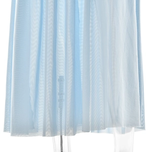 Détail de l'ourlet en tulle bleu clair montrant la texture délicate et transparente