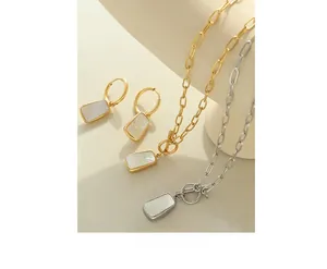Vue détaillée des colliers élégants en or et argent avec pendentifs en nacre naturelle