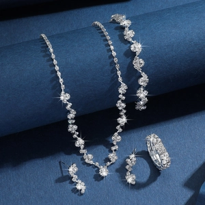 Elegante set di gioielli in argento con collana bracciale anello e orecchini in zircone