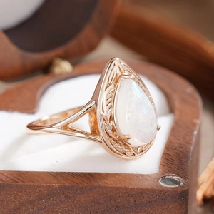 Detailansicht eines Tropfen-Opal-Rings in Roségold in einer herzförmigen Holzbox