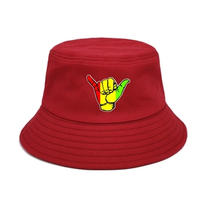 Chapeau bob rouge en coton avec imprimé geste de la main Shaka reggae sur fond blanc