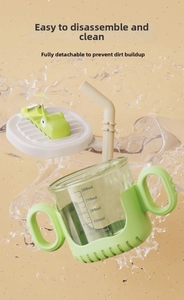 Vista esplosa delle parti staccabili della tazza con cannuccia per bambini per il lavaggio
