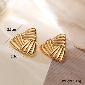 Makroaufnahme goldener Dreieck-Ohrringe mit gewebter Textur und Maßen von 2,3 cm und 12 g