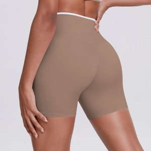 Gros plan du design taille haute et du bord contrasté blanc sur le short de yoga brun