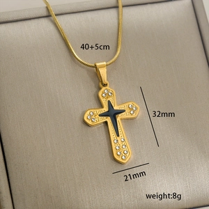 Vue macro du pendentif croix dorée de 32x21mm et chaîne serpent réglable de 40+5cm