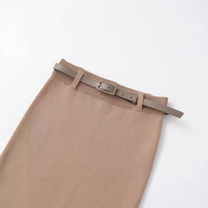 Jupe midi en maille camel à taille haute avec ceinture assortie et texture tricotée