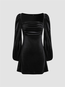 Detalle del elegante vestido de terciopelo negro con escote cuadrado y mangas abullonadas