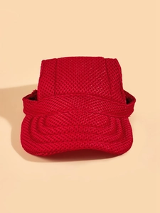 Dettaglio del cappellino per cani in mesh rosso traspirante con trama del tessuto e visiera