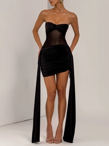 Détail d'une robe bustier courte avec empiècements en mesh transparent et longs rubans