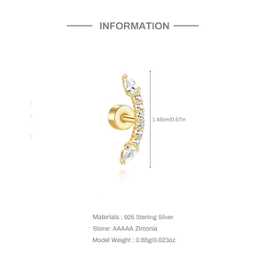 Détail d'une boucle d'oreille incurvée en argent 925 plaqué or avec zircons blancs AAAAA