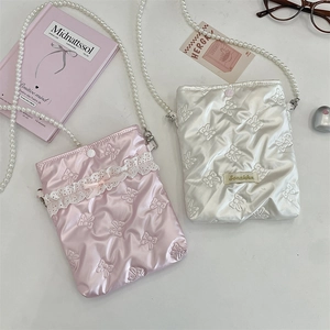 Dettaglio mini borse a tracolla trapuntate con tracolla in perle e finitura satin