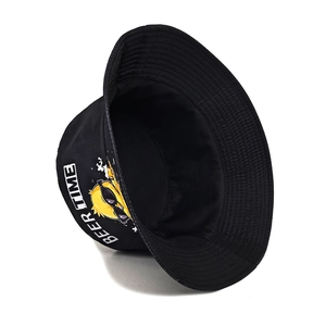 Détail d'un chapeau bob noir avec imprimé canard jaune et texte Beer Time sur le côté