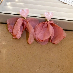 Boucles d'oreilles cœur roses élégantes avec pompons pétales pour un style floral