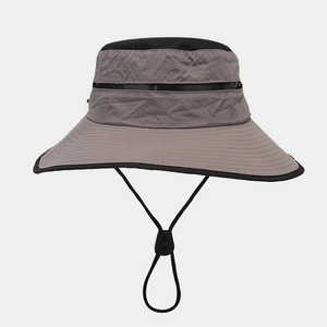 Chapeau de randonnée à large bord, maille respirante et mentonnière réglable en gris
