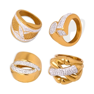 Set de cuatro anillos de acero inoxidable chapados en oro con pavé de cristaux brillantes
