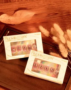 Détail des faux ongles dégradés roses GN-Series avec strass dans un coffret cadeau