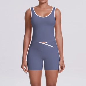 Détail de la taille croisée et des liserés blancs sur l'ensemble de yoga bleu