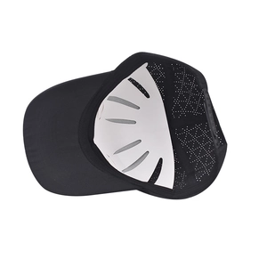 Berretto sportivo nero impermeabile e traspirante con fori laser e cinturino regolabile