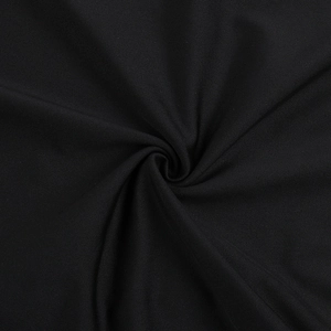 Gros plan détaillé sur la texture douce et le tissu en maille noire fluide de la robe