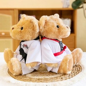 Ours en peluche Taekwondo portant des uniformes d'arts martiaux blancs avec ceintures.