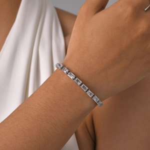 Nahaufnahme eines silbernen Tennisarmbands mit rechteckig geschliffenen Zirkonia-Steinen