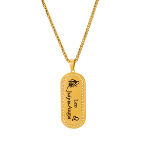 Dettaglio della collana con ciondolo Leone in oro con cristalli e data incisa