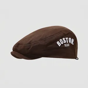 Detalle de gorra de algodón marrón oscuro con bordado lateral blanco de Boston 1630