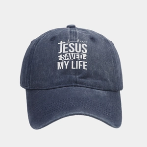 Dettaglio di un cappello da baseball blu lavato con stampa Jesus Saved My Life