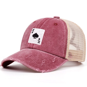 Detail der vintage gewaschenen burgunderroten Trucker-Cap mit destroyed Schirm und Stickerei