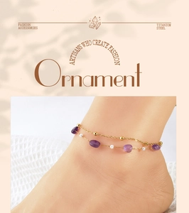 Détail de la chevillère double en acier titane avec pierres naturelles mauves et perles