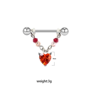 Detail eines Teufelsherz-Nippelpiercings mit rotem Zirkon und silberner Kette Schmuck