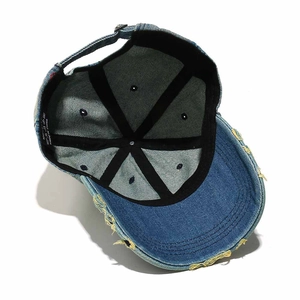 Vista dettagliata dell'interno del cappellino da baseball in denim in cotone al 100%