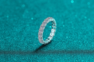 Macro shot of S925 sterling silver eternity band with pave-set moissanite crystals