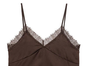 Dettaglio di un top in raso marrone scuro con bordo in pizzo sul collo a V profondo