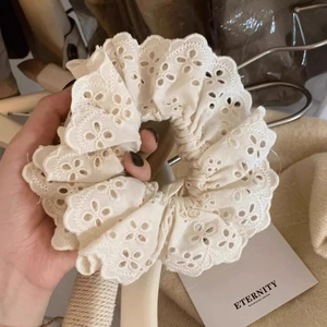 Chouchou rétro oversize en dentelle crème avec broderie florale et bords festonnés