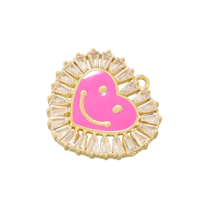 Détail du pendentif doré avec cœur en émail rose et pierres de zircone transparentes