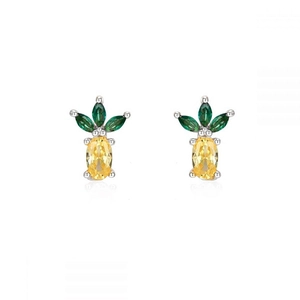Gros plan sur les boucles d'oreilles ananas avec zircons jaunes et verts sertis