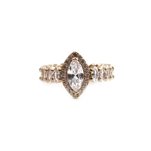 Détail macro du zircon marquise et des pierres pavées sur bague dorée ajustable