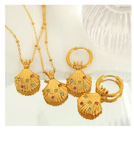 Makro-Detail des 18K Gold-Edelstahl-Schmucksets mit bunten Kristallen in Muschelform