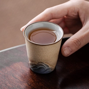 Tasse à thé en céramique avec glaçage artisanal et texture rustique sur table en bois