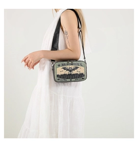 Détail du sac bandoulière Halloween avec motif festif de chauve-souris et de forêt