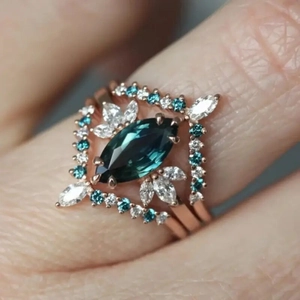 Luxuriöses Roségold-Kronenring-Set mit blauem Marquise-Stein und Diamanten