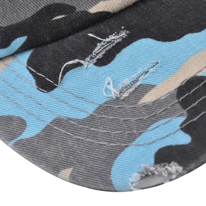 Détail macro montrant l'effet déchiré sur la visière d'une casquette camouflage queue