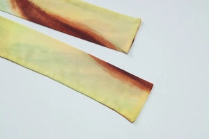 Gros plan détaillé du tissu en maille dégradée avec une texture fine et imprimé floral