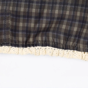Modieuze bruine geruite mini-jurk met delicate beige kant aan de zoomrand