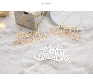 Vue détaillée de trois suspensions de Noël en métal doré, argenté et champagne brillant